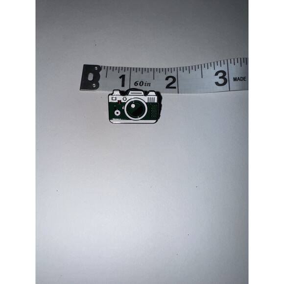 Green Camera Pin Brooch - Picture 1 of 2